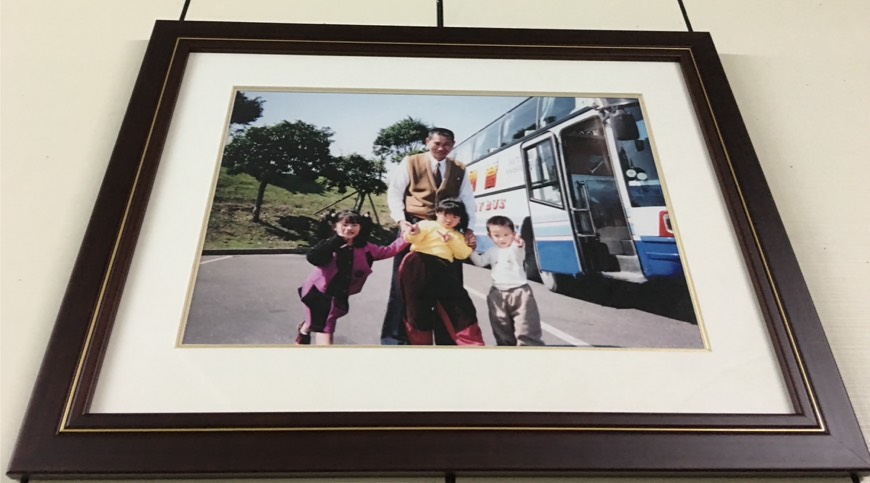 永旭創辦人與遊覽車的合影
